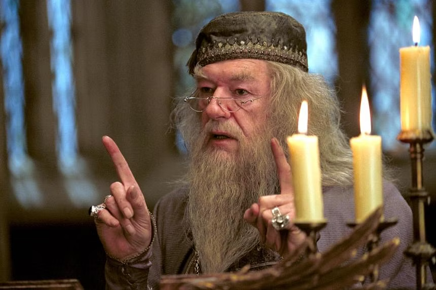 "Harry Potter": 
Por el fallecimiento de Michael Gambon, conocido por interpretar a Albus Dumbledore en seis películas de la saga.