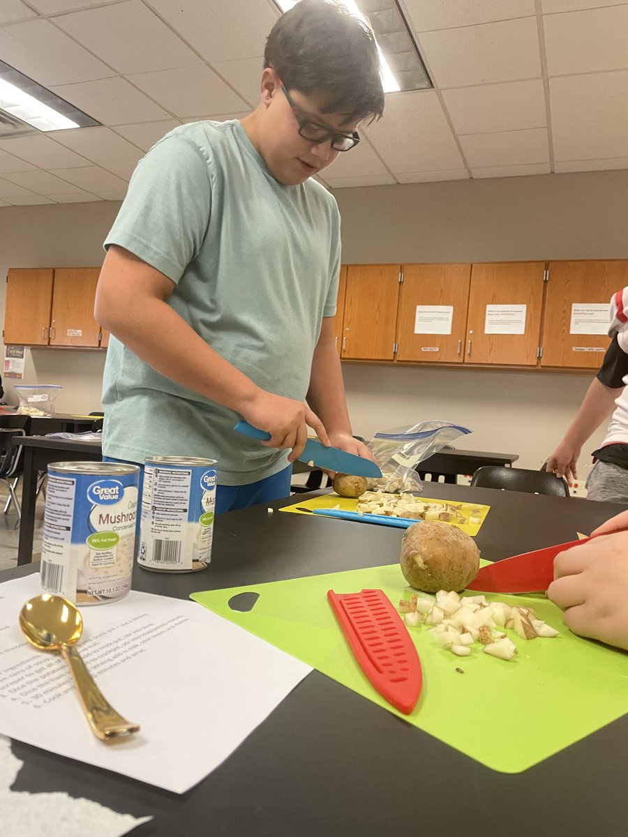 Waverly_NY_FFA's tweet photo. It's Soup Season! 8th Grade Ag students spent the period learning safe knife handling & chopping veggies for Ham and Potato Soup and Cream of Potato Soup. Tomorrow we'll assemble, cook, and calculate nutrients in each recipe π²π©βπ³π! #wcsdletsgo #wmsrocks https://t.co/6v8Ce3y7D2