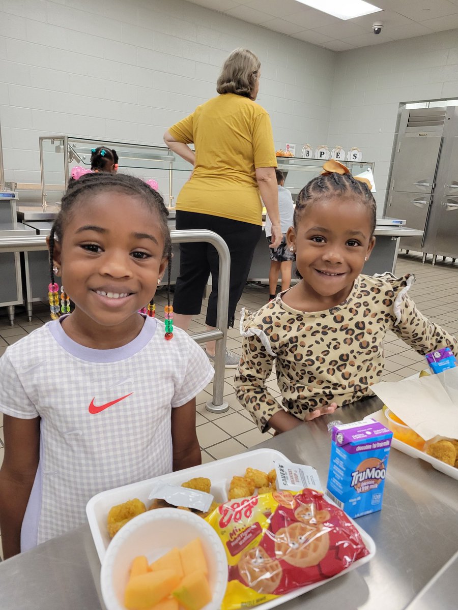 HannahJJCE's tweet photo. Our students are choosing between chicken and waffles or a ham and turkey sandwich made with love ❤️ and today they get fresh canteloupe with lunch! @BPESArtsAcademy #BPInspired @jefcoedfood @alhw05 https://t.co/zLE2dpmkZc