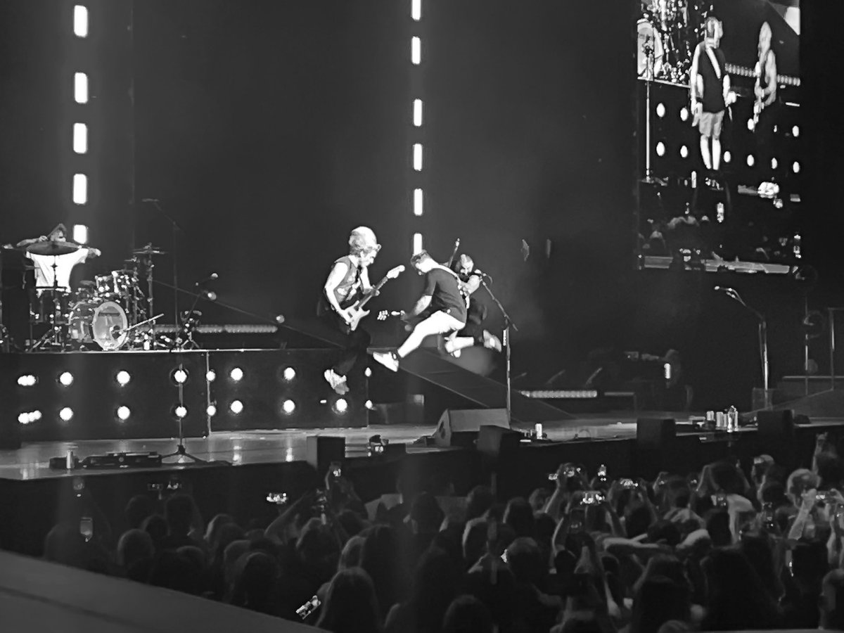 Burkesaurus's tweet photo. Genuinely think this is the best @Busted have ever been! Second gig in as many weeks and had THE BEST night! @JamesBourne @mattjwillis @CharlieSimpson thank you 👏👏 #busted #o2 https://t.co/TMUAkA6XBl