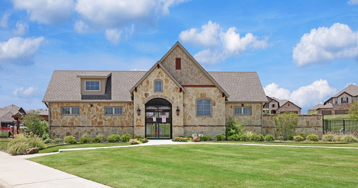 ImpressionHomes's tweet photo. Timberbrook in Justin, TX, is a beautiful, master-planned community with new homes starting from the $380s! Timberbrook features great amenities, including green spaces, biking trails, pool and recreation. #realestate #dfw #newhome https://t.co/8YfxmNkdN7