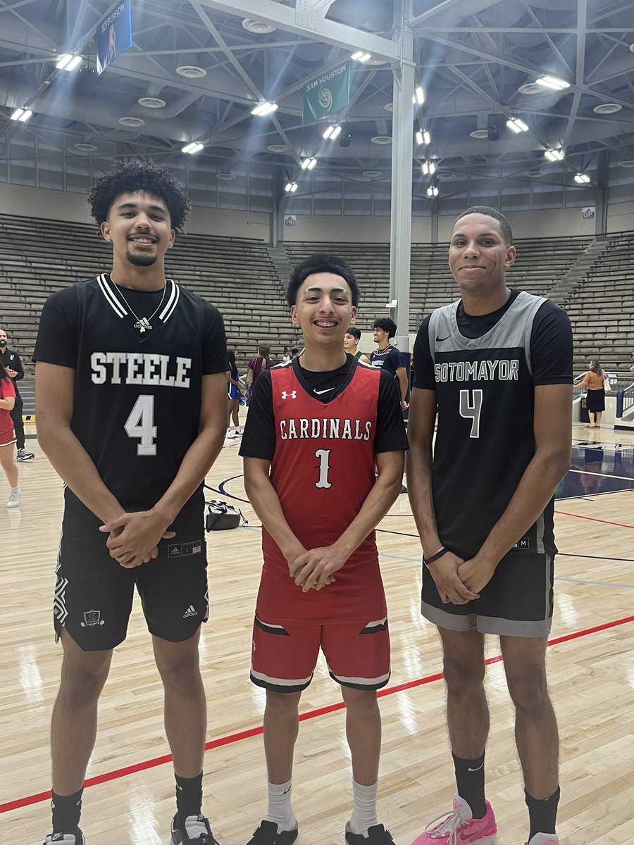 ReginoValerie's tweet photo. Chris was blessed to be part of this! It was amazing to see our athletes around our city represent their schools as they get ready for this upcoming basketball season! #CardinalBasketball #LetsgoChris #SeniorYear @S3AHoopsCoaches @3hriss05 @Hoops_Southside 🏀 https://t.co/40R0bxXlIY
