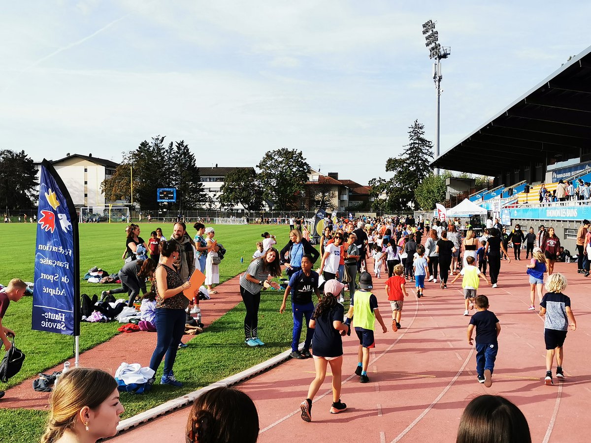 Très  belle mobilisation des élèves des circonscriptions de Thonon et Évian puisque 1400 élèves de cycle 1 au cycle 3 ont couru pour soutenir le sport adapté. Cette belle rencontre s'inscrit pleinement dans cette année olympique et paralympique.