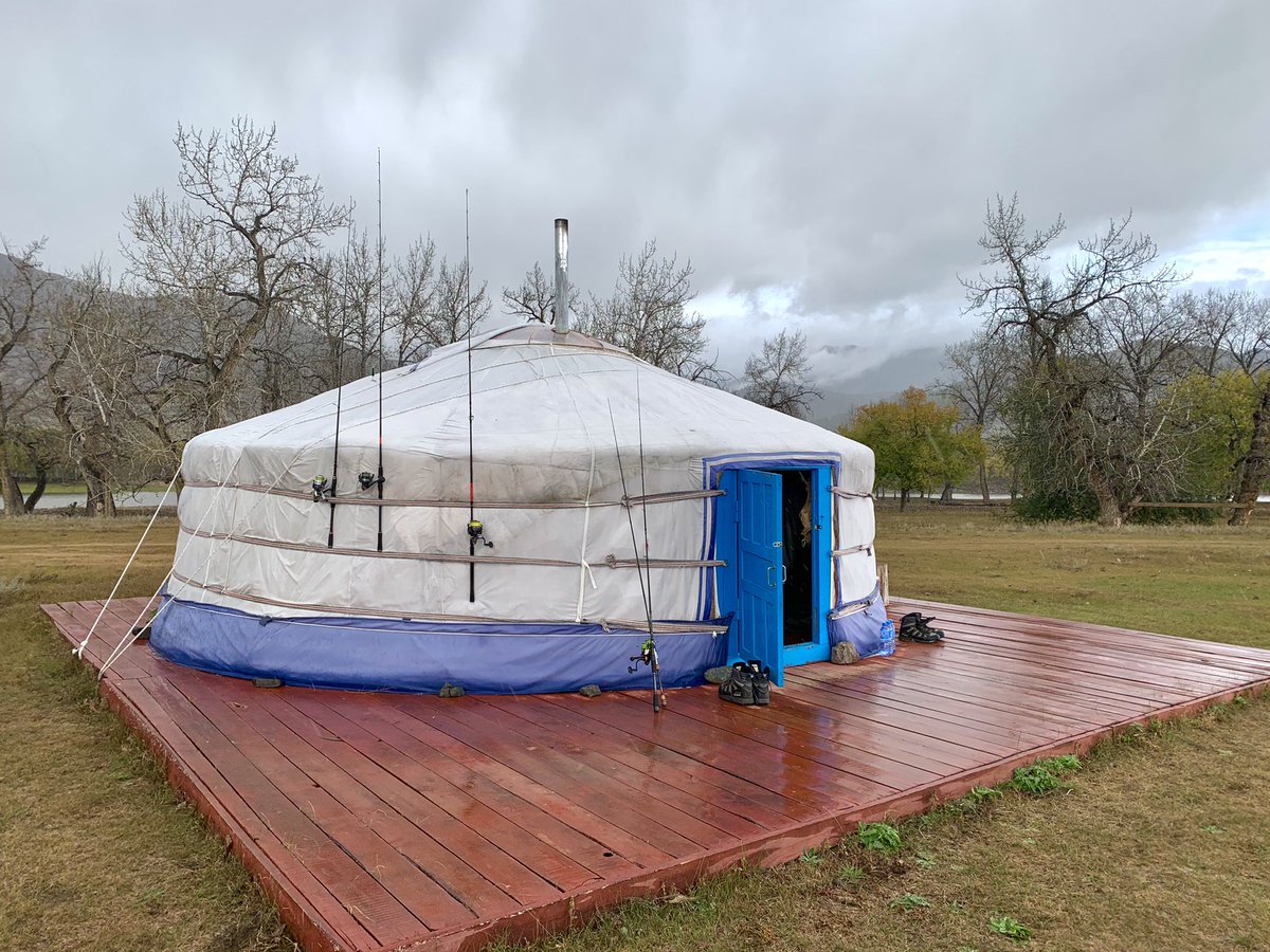 Ирсэн зочдод "тул хамгаална" гээд ярьтал "за боль боль, энэ хүүхэн үү дээ" гэсэн харцаар жаахан шоолонгуй байв. 😜 Тэгсэн хагас өдрийн дараа... "энэ хүүхэн чинь айхтар байгаль хамгаалагч юм. Бороо оруулаад, голоо үерлүүлээд тулаа хамгаалчихлаа" гэнэ ээ. 😂 

#ХөдөөнийХүүхэн