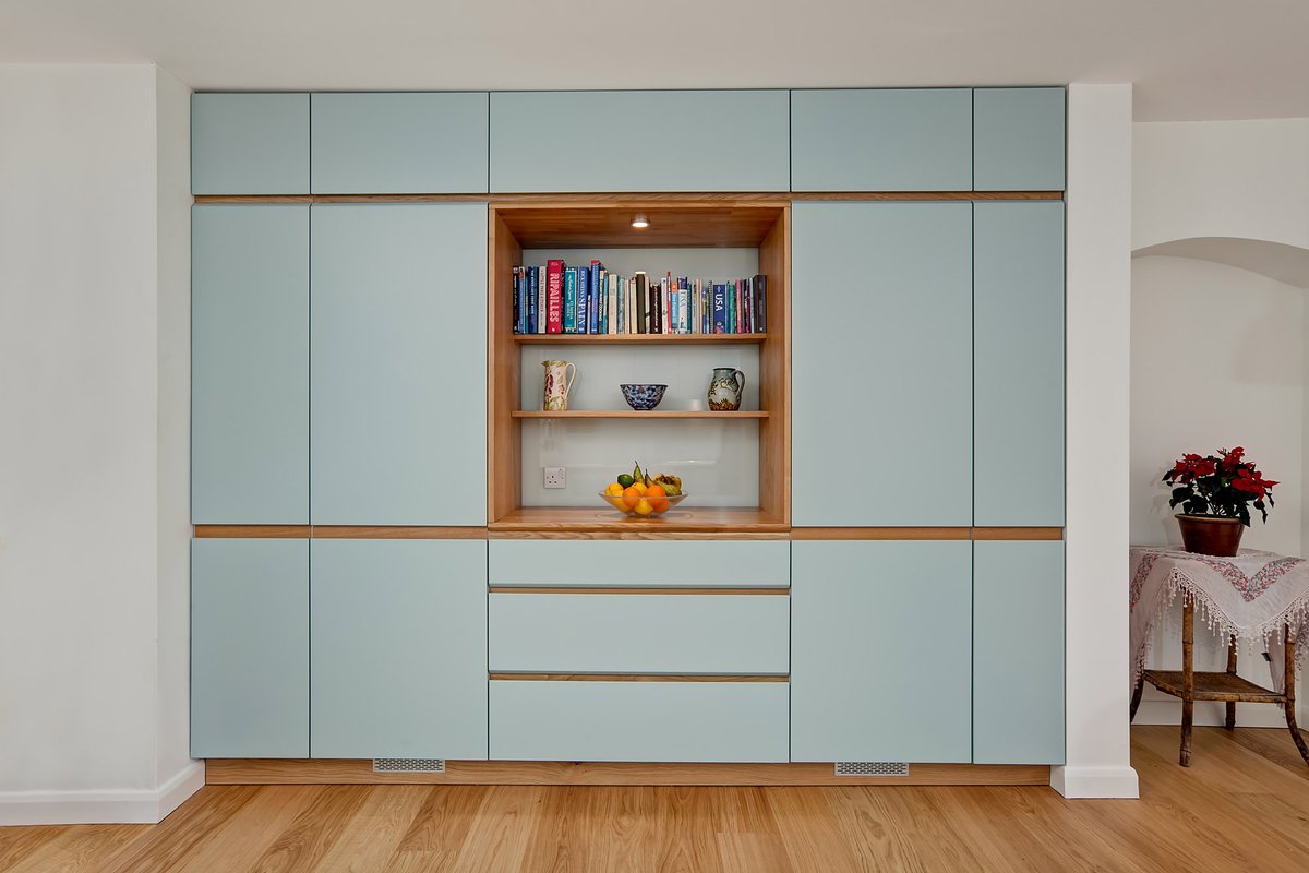 tomaskitchens's tweet image. The overCASE is an excellent storage option that links the kitchen and living space beautifully. #builtinstorage #kitchenstorage #bespokestorage