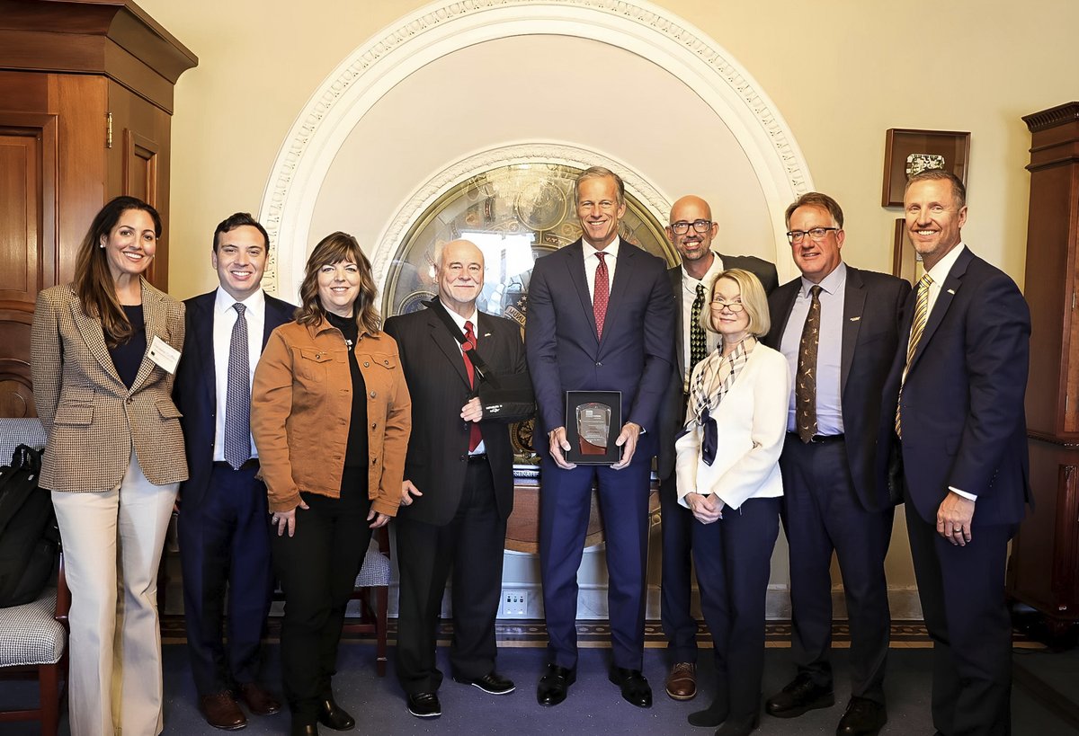 newsalliance's tweet image. At a meeting with publishers during the Support Journalism Fly-in yesterday, @SenJohnThune (R-SD)  accepted the Local News Leader award for  his contributions to sustaining quality journalism. #SupportLocalNews #SaveLocalNews