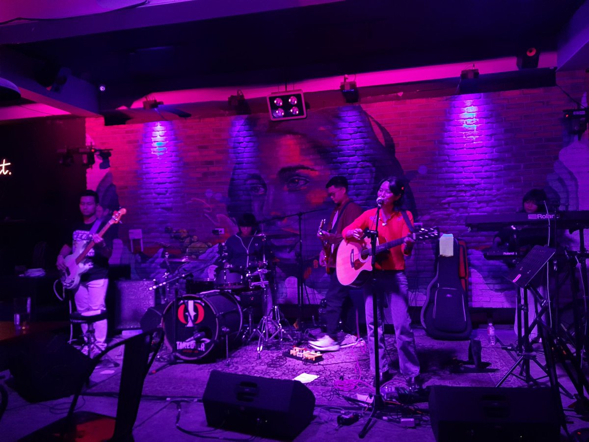 thevto's tweet photo. thanks for having us last night TakeOver Lounge! solid night with @MoonDreamCity, @mizael_tilos, @betterdaystour, and @heyjunemusic ✨ https://t.co/kUO3t3UCsk