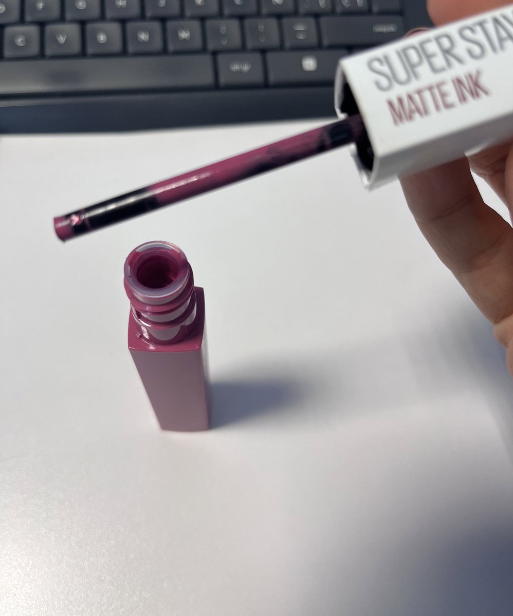 lauricarp22's tweet photo. Hola @maybellinearg ! Compre este labial y cuando lo quise usar no tenía el aplicador. No encuentro la factura de compra, cómo puedo hacer para cambiarlo? https://t.co/AZ8hEYQ6WP