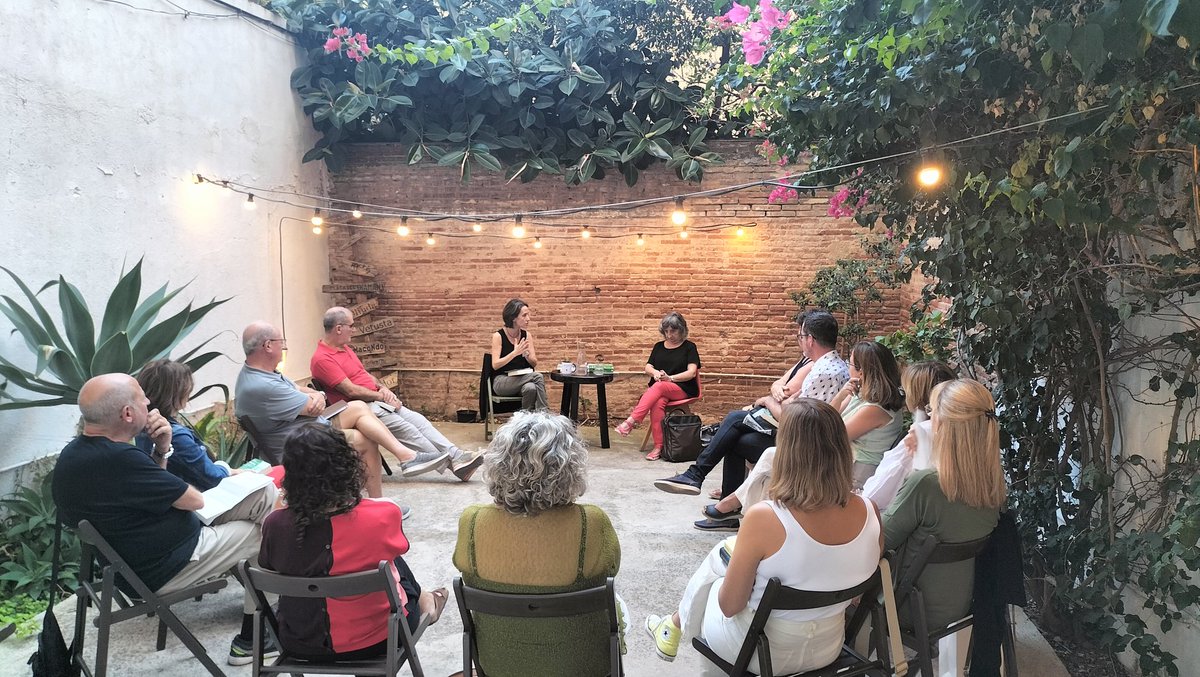 CasaUsherBCN's tweet photo. Setmana de #clubsdelectura a la llibreria: dimarts vam conversar amb la traductora Josefina Caball sobre la novel·la "Fortuna" d'Hernán Díaz @Ed_Periscopi i dimecres la @blancapujals ens va encomanr la seva passió per "Jane Eyre" @Viena_Edicions 
Continuem llegint i compartint! https://t.co/o7gDLSNLrY
