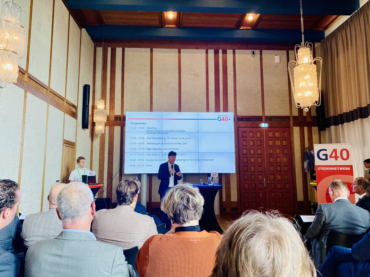 G40-tweedaagse is afgetrapt door onze voorzitter @PaulDepla . Ruim 100 bestuurders zijn bijeen op het fraaie stadhuis in Hengelo voor een mooi en leerzaam programma.