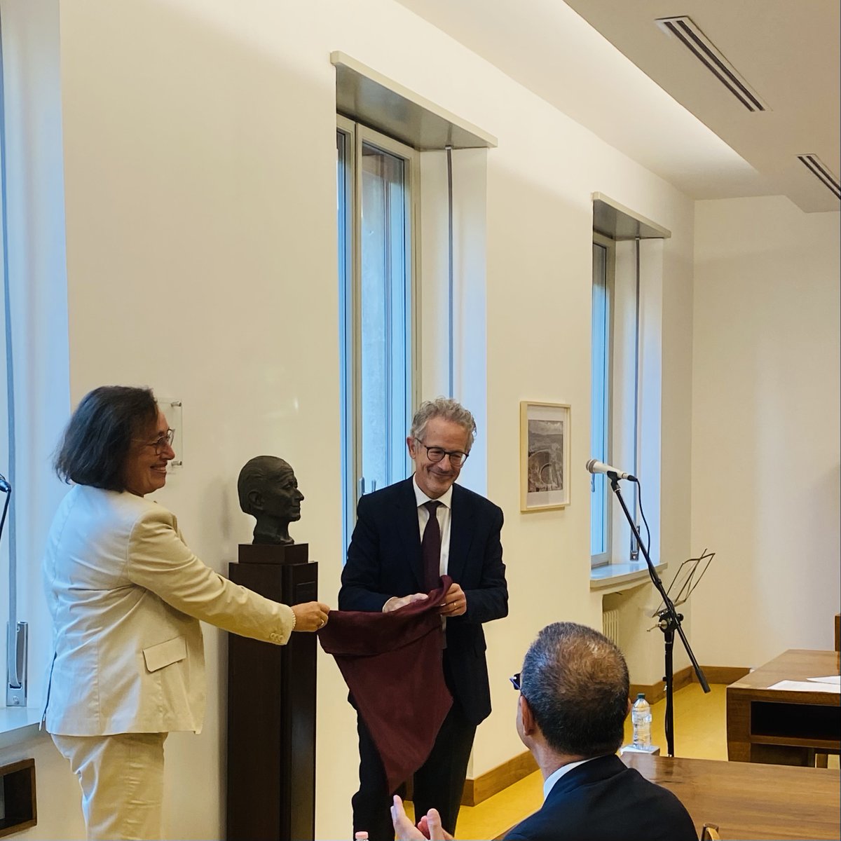 DiSSGeA_UniPD's tweet photo. Abbiamo vissuto una mattinata densa di emozioni, in cui il nostro Direttore uscente Professor Gianluigi Baldo, assieme alle autorità accademiche, ai progettisti e ai colleghi antichisti, ha inaugurato gli spazi ristrutturati del nostro Dipartimento presso palazzo Liviano! https://t.co/J8w7gvvN8Y