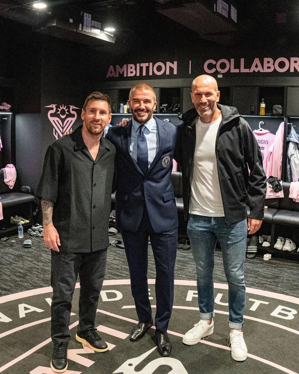 Eurosport_FR's tweet photo. Zinédine Zidane tape la pose avec deux fans lors de son passage à Miami 🇺🇸 https://t.co/7fpSHezOOB