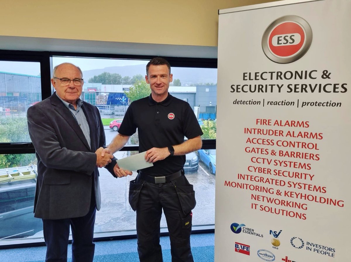 👏🏾Congratulations to Steven McDade who this week is celebrating 2️⃣5️⃣ years with ESS

Here is Steven being presented with a Weekend For Two voucher for Lough Erne Hotel by Pat McElvanna

🤝ESS would like to sincerely thank Steven for his continued, and long-standing contribution