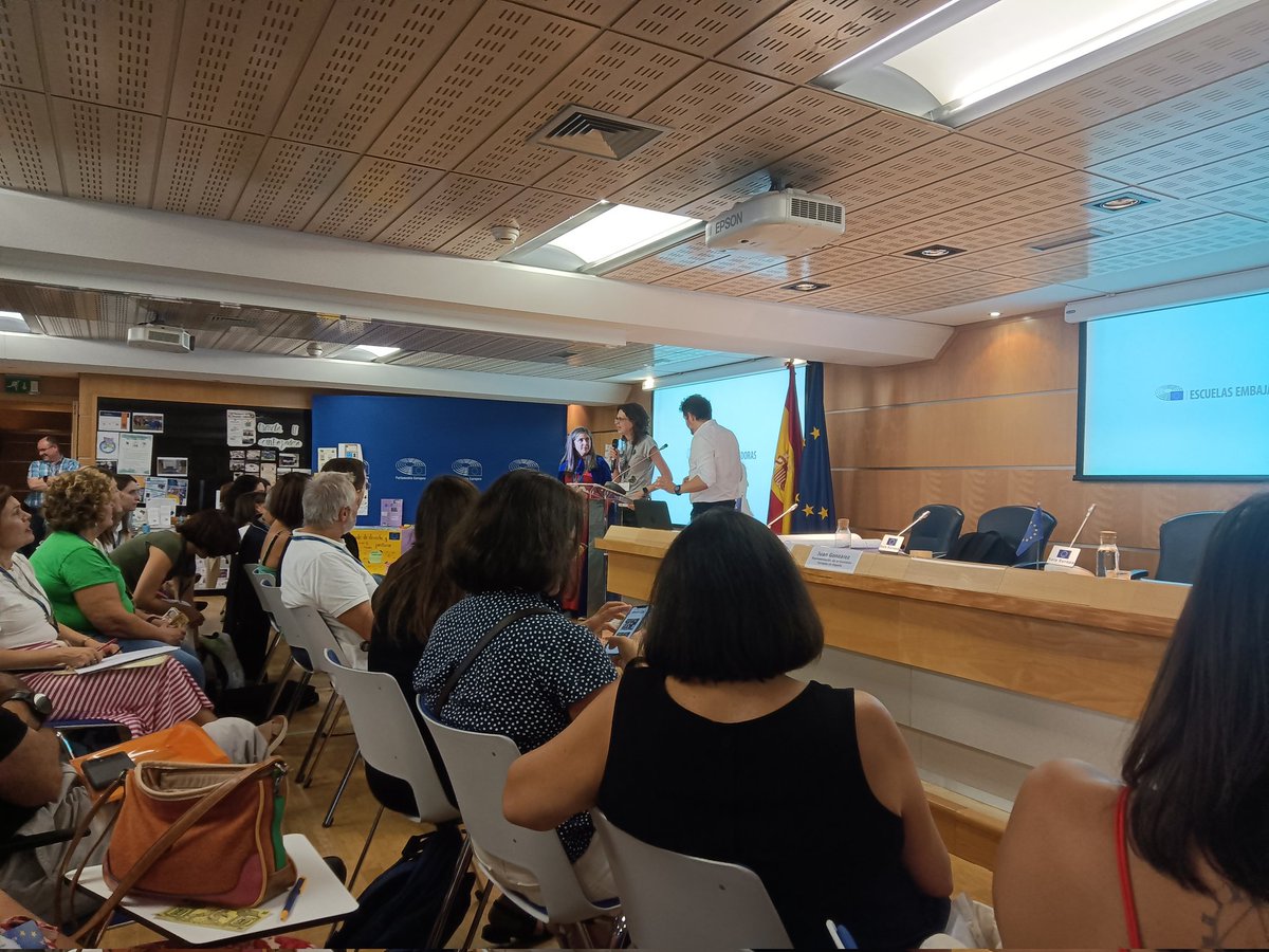 NafoBcn's tweet photo. Mireia de #INSCelra ha guanyat el petit concurs de la fira de bones pràctiques a la formació #EscuelasEmbajadoras del Parlament Europeu i explica les sinergies amb #ErasmusPlus https://t.co/L76prgX5vT