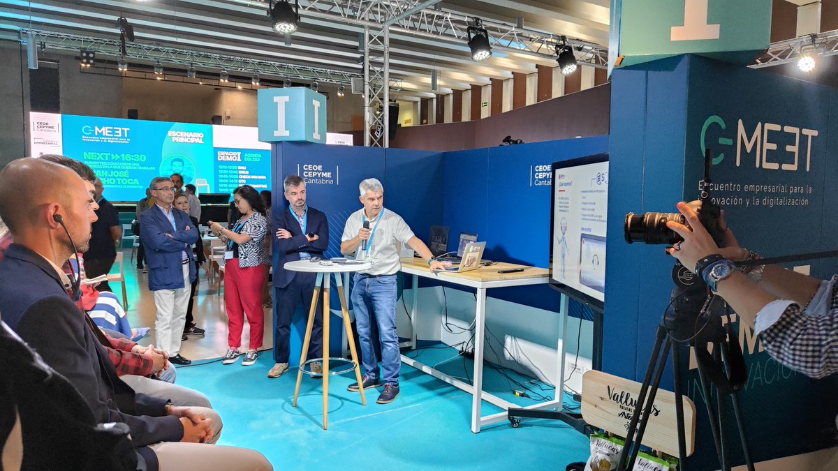 Ceoecant's tweet photo. #CMeet23 | Carlos Recio, CEO de #IDRUS, realiza en el corner I una demostración en vivo del funcionamiento de un voicebot con #NLP.
📱Conocemos las ventajas y en qué tipo de situaciones le podemos sacar mayor partido.
#demostécnicas https://t.co/1lJuGWN8MO