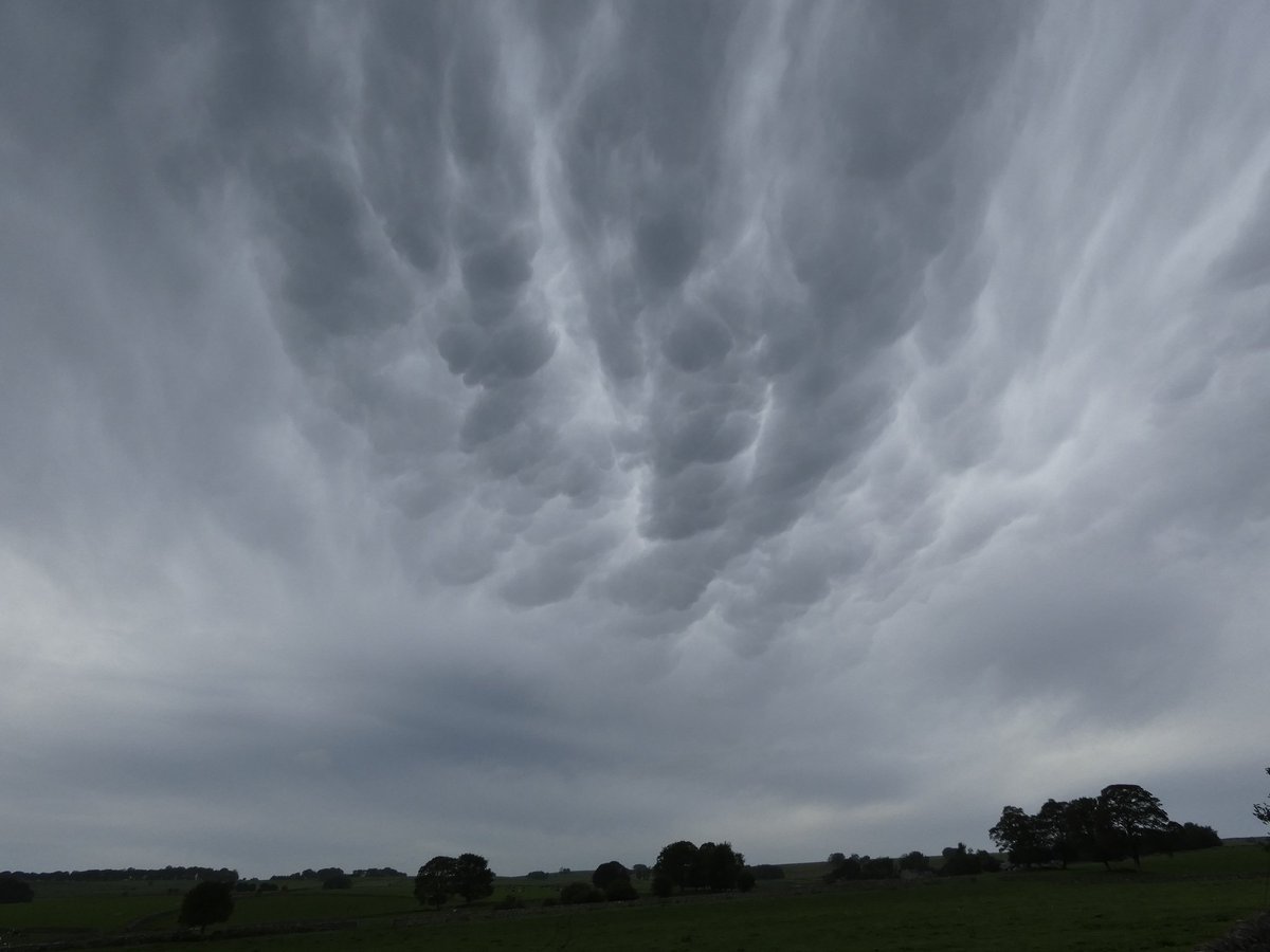 What great clouds! @Hudsonweather are there #mammatus? Seen over Flagg near Bakewell today #weatherpicture