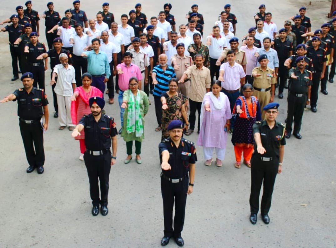 dgafms_mod's tweet photo. As part of the #SwachhataHiSeva campaign, civilian and military staff of #AFMSDLucknow under the #DGAFMS took the swachhta pledge in #Lucknow today.
#HandsBehindTheHealers
#SHS2023
@SwachhBharat https://t.co/nazL2PD4F7