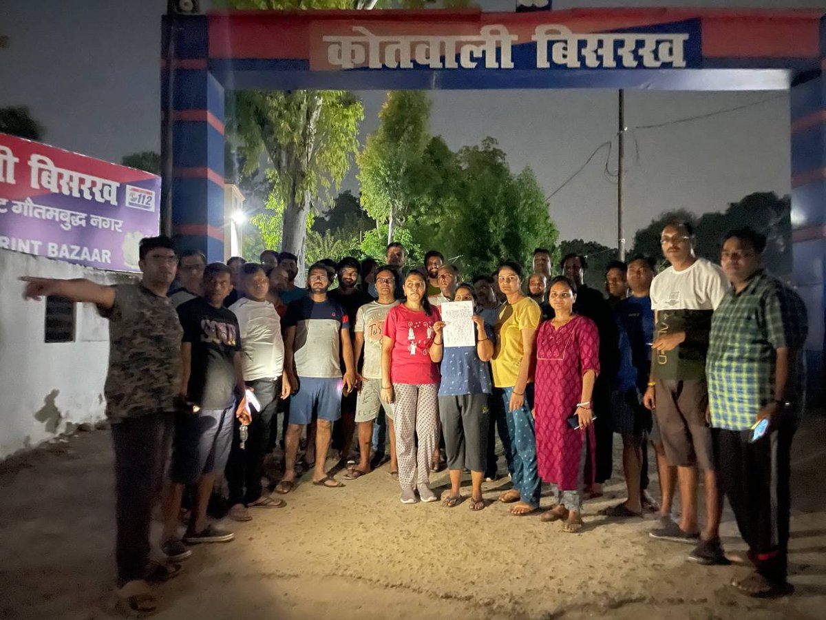 dipankar_18's tweet photo. मुख्यमंत्री @myogiadityanath जी ग्रेटर नोएडा वेस्ट के सोसाइटी में आवारा कुत्तों ने आतंक मचा रखा है और उससे ज्यादा इसके सरगना तथाकथित फर्जी कुत्ता प्रेमी गैंग ने गंध मचा रखा है. अगर हालात पर काबू नहीं किए गए तो लोगों को सोसाइटी से पलायन करना पड़ेगा.  @nefowaoffice @dmgbnagar @hrw https://t.co/qMvUsapO28