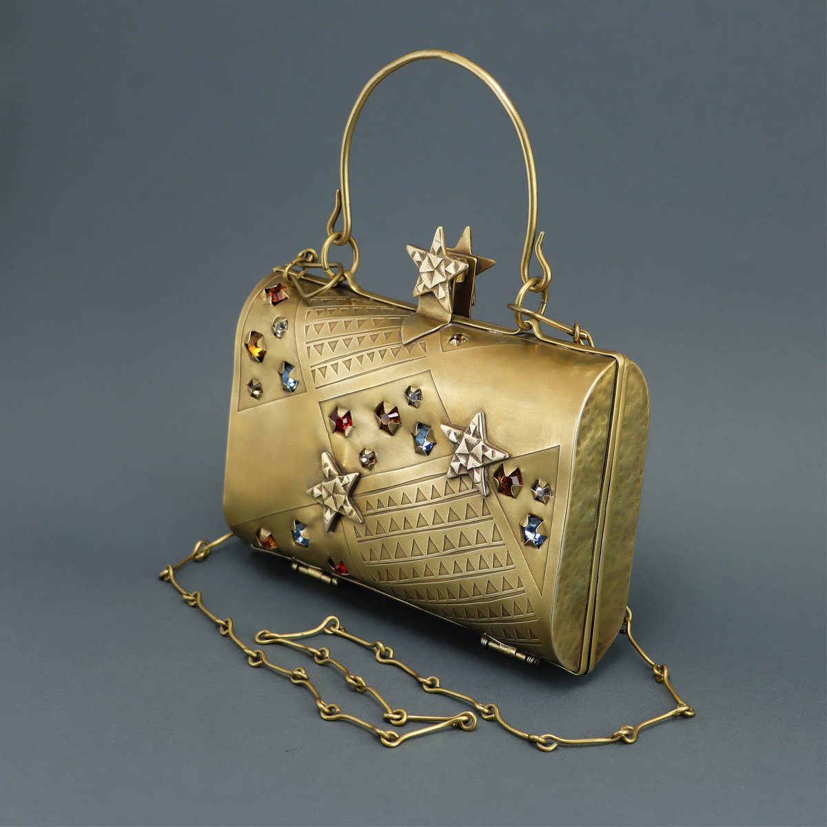 SamiAmindesigns's tweet photo. Be the star this season with our Crystal star bag, available in all our showrooms and online.
https://t.co/az9R2tvbiF

#SamiAminDesigns #SkyCollection #Brass #Handmade #Crystal #Handbag #StarHandbag #ArtPiecesToWear https://t.co/3PTu1C8uhs