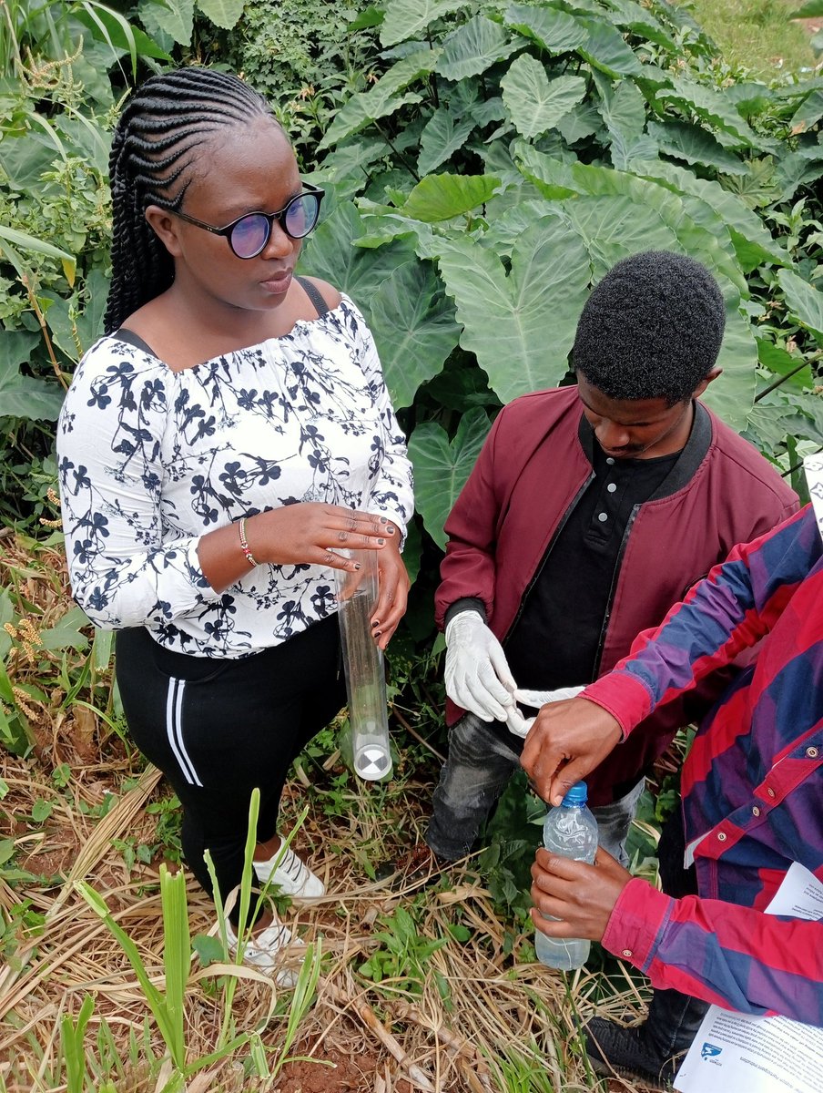 Testing Water Quality at Upper R.Gatharini in Mororoi Roysambu by taking samples and doing a test,Nitrates and Sulphates @WetlandOrg @YouthPawaOrg @UN_WWQA @MogakaBen @LutherOnyango @Sallykases02