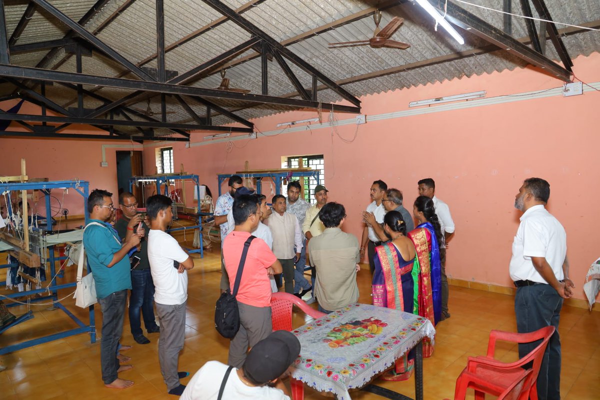 dip_goa's tweet photo. Sikkim journalists visited the handloom where local Kunbi Sarees are weaved at #Surla and interacted with local artisans. Swayampurna Mitra briefed them about the unit. https://t.co/z1s0WBSRPe