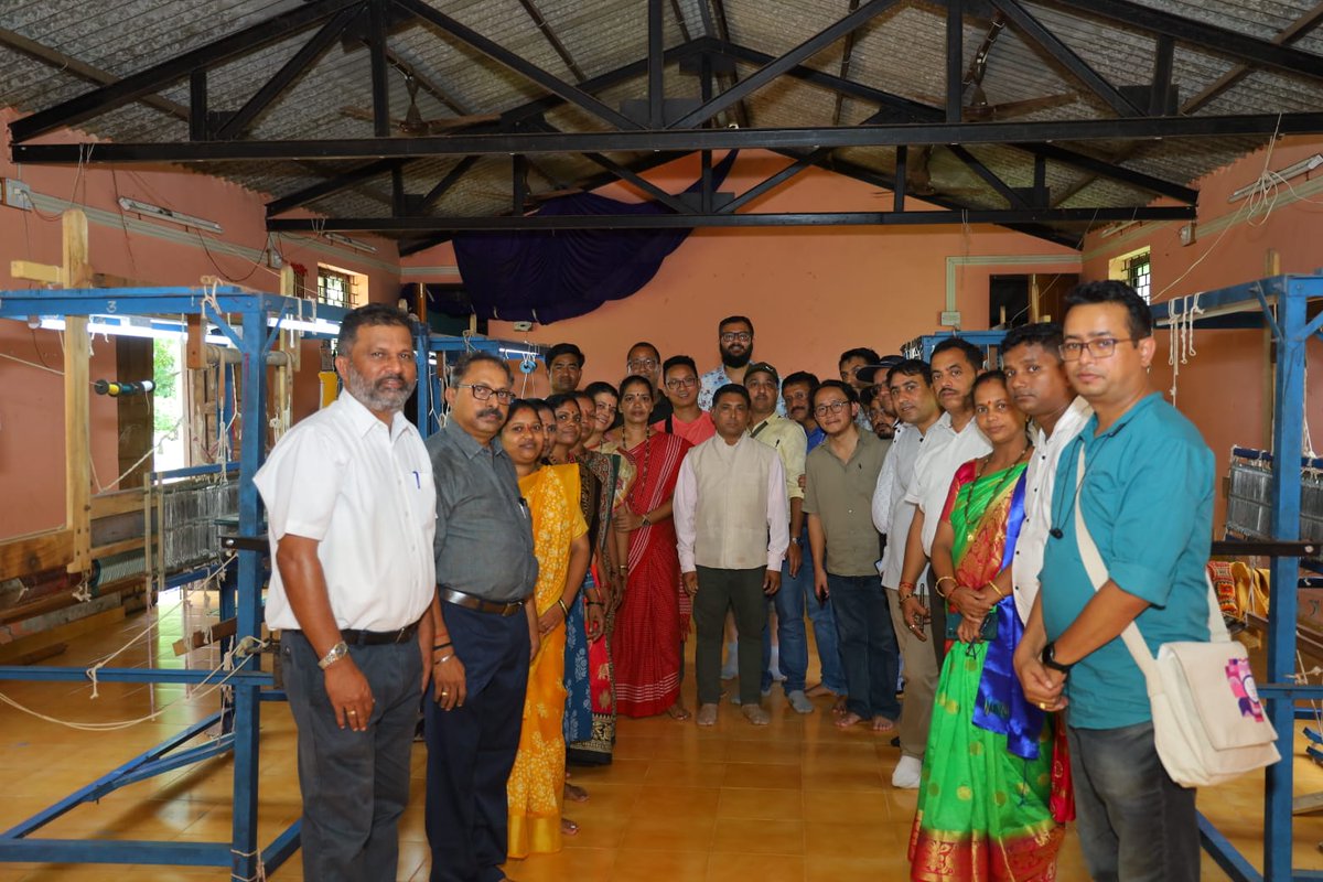 dip_goa's tweet photo. Sikkim journalists visited the handloom where local Kunbi Sarees are weaved at #Surla and interacted with local artisans. Swayampurna Mitra briefed them about the unit. https://t.co/z1s0WBSRPe
