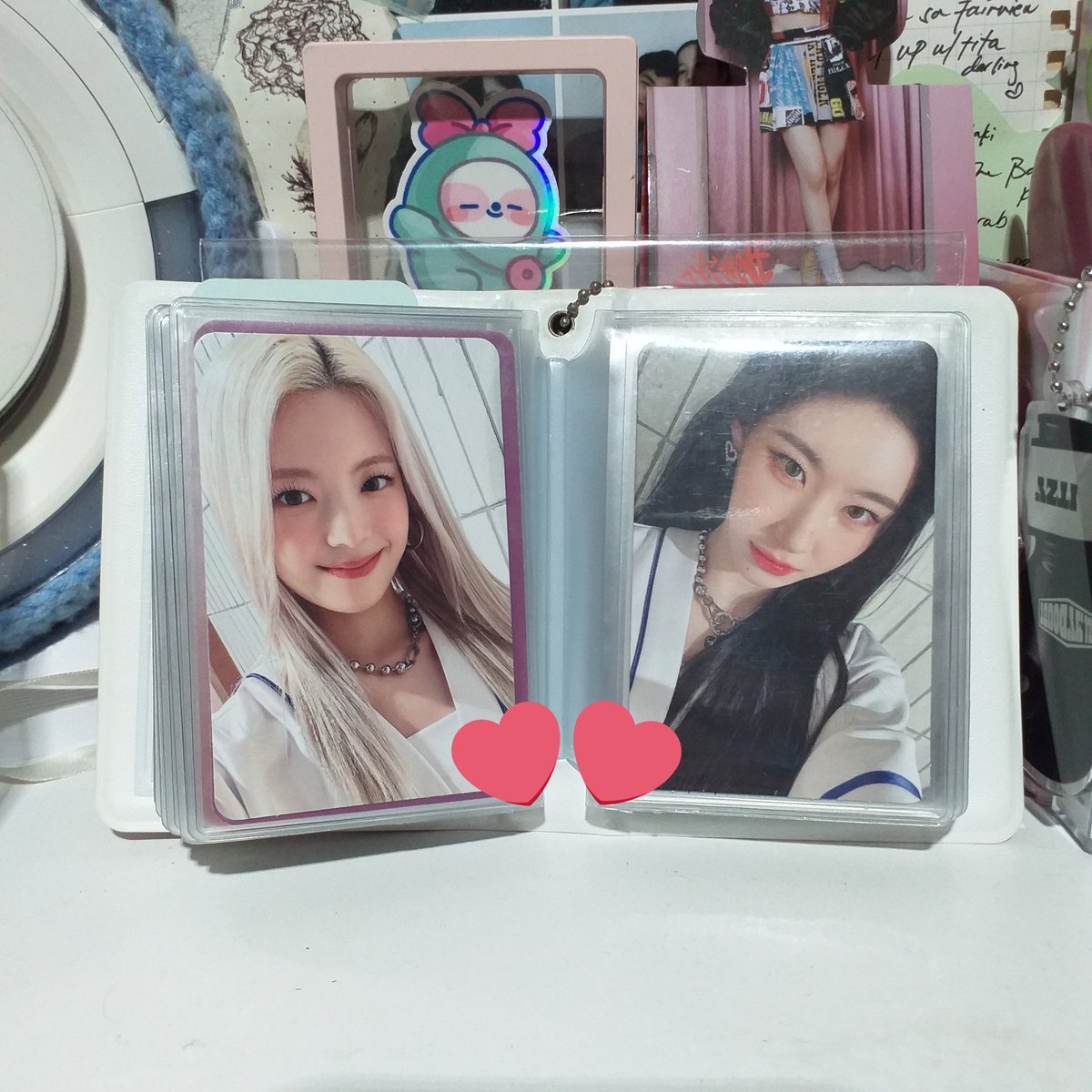 dlmrie's tweet photo. 💌 : ꒰ #murrmails ꒱
Hiii @yejiburger nakauwi na si Jisu 😊 Thank you pinauwi mo siyaaa, magkasama na sila ni ryeong 😭❤
— #baegyulproof . *・。゚✧⁺
Gusto ko sila idisplay, canvas muna acrylic pc holder :')) miss u jisuuu ❤ https://t.co/PtCO8Ul5VG