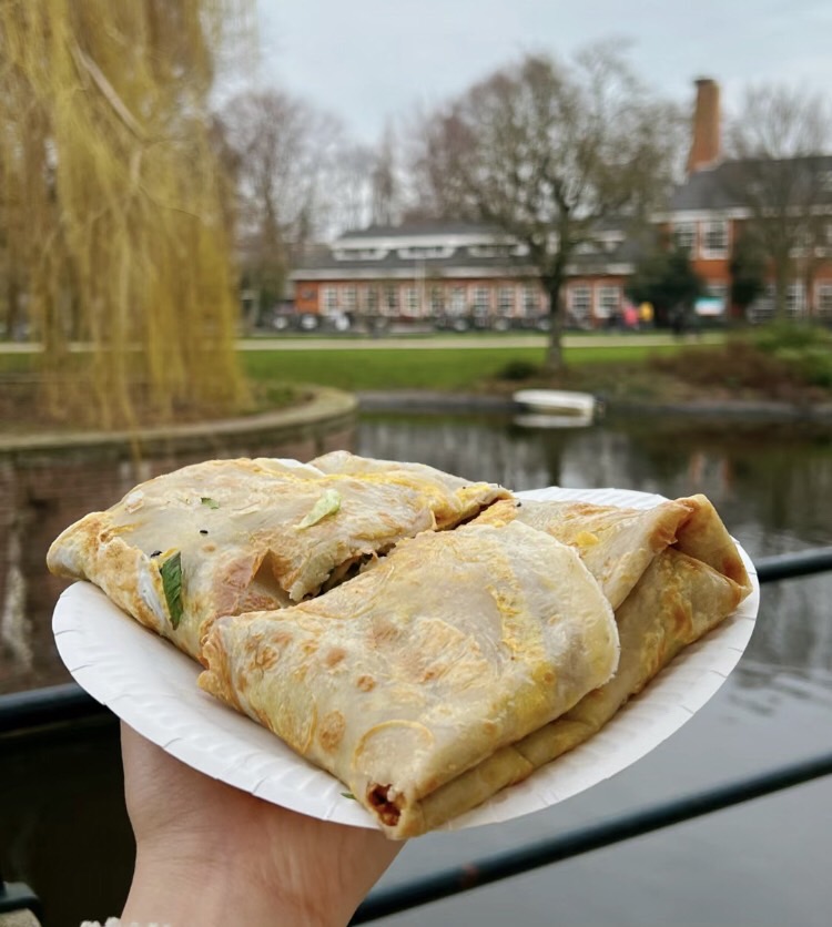 I ordered, the most expensive roast duck pancake fruit I love it taste good pancake is very sinewy inside the sandwich fruit is also very crispy, super delicious.😉😉

#Dutch #food #everyday #delicious #roasted duck