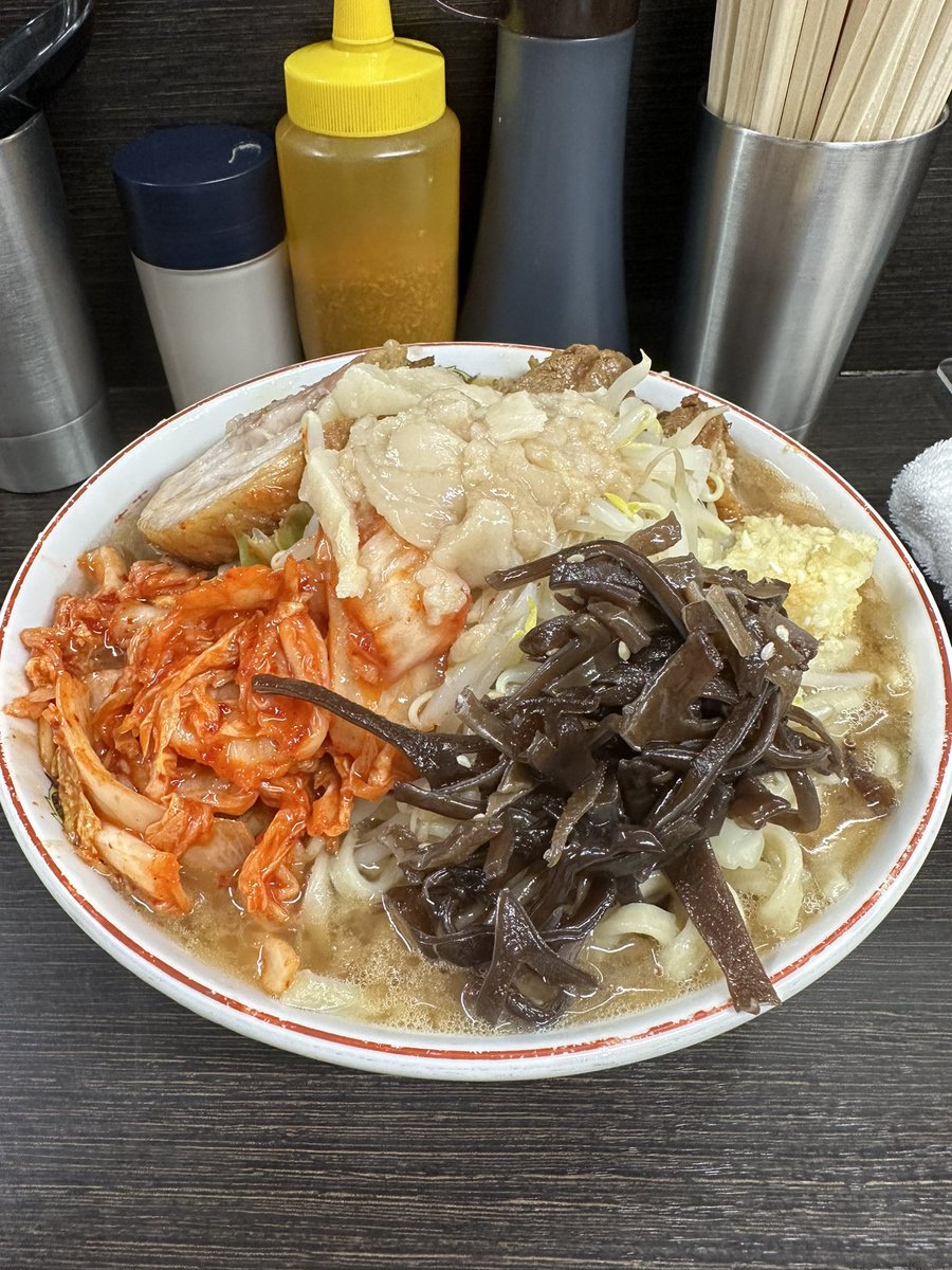 r254non's tweet photo. 久しぶりのラーメン二郎
ラーメン＋麺マシ1枚＋キムチ
ヤサイ少なめ　ニンニク　アブラ　アレで
最近浮気して関内に行ってだけど
やっぱりホームは　ウマイ！

#ラーメン二郎川越
#ラーメン二郎
#にんにく入れますか https://t.co/n391rKQlB2