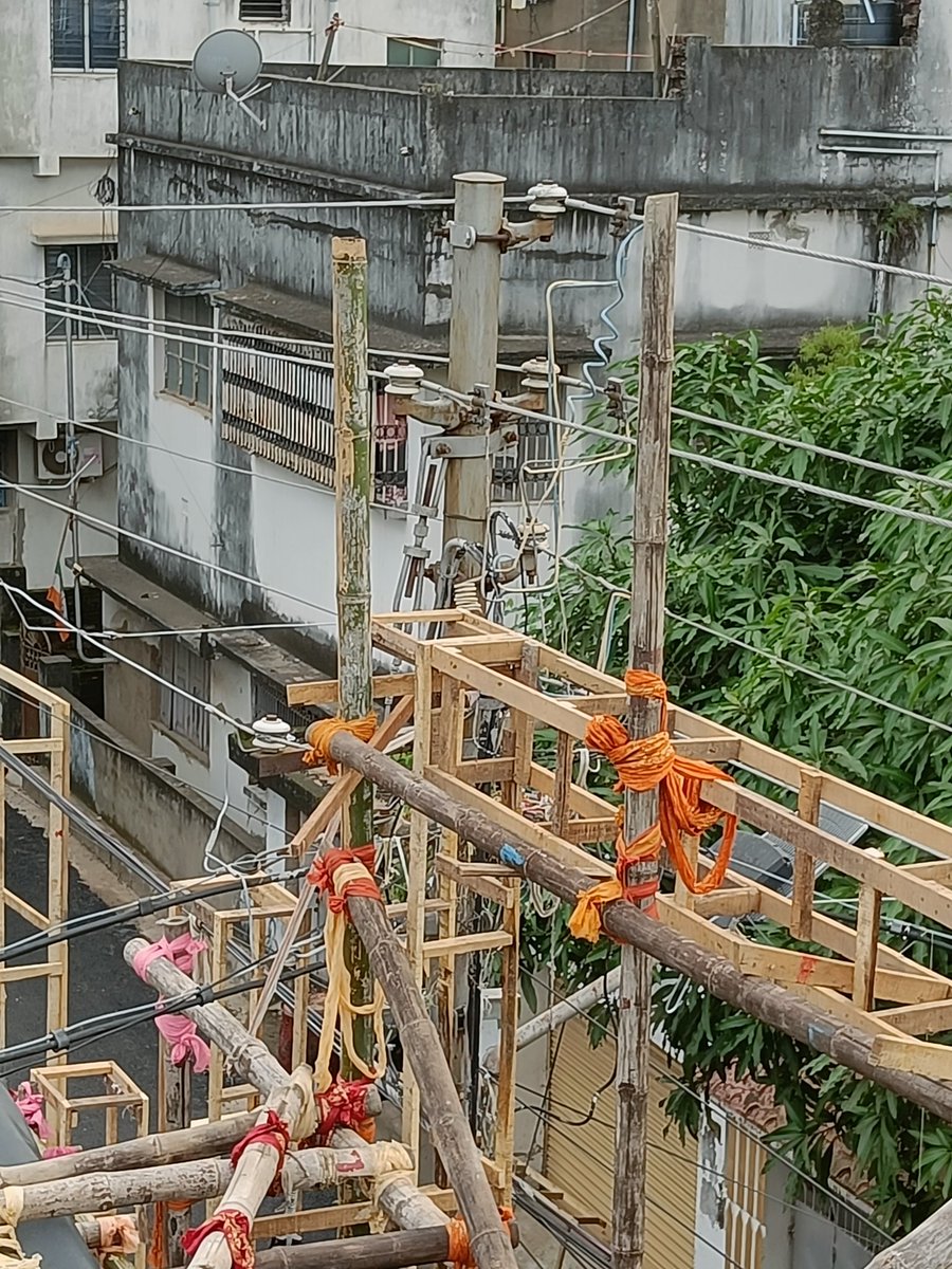 AbhishekDas1977's tweet photo. Haridevpur Chattra Sangha Club .near basushree bagan..Puja pandal work in progress... Club authorities do not bother about any accidents... @CESCLimited @abpanandatv @FirhadHakim @kmc_kolkata @MamataOfficial @Zee24Ghanta @Tv9_Bangla https://t.co/OUxjZCdnGr