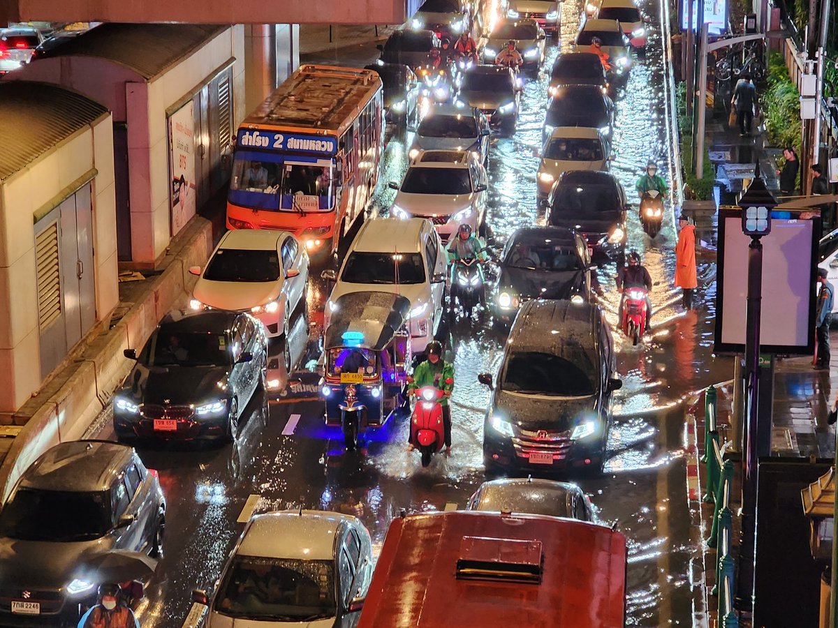 MayWongST's tweet photo. That time of the year again with #Thailand #Bangkok streets flooded, bringing traffic to a crawl. This at #Chitlom, downtown Bangkok. #WhatsHappeningInThailand https://t.co/NhghvDAMEj