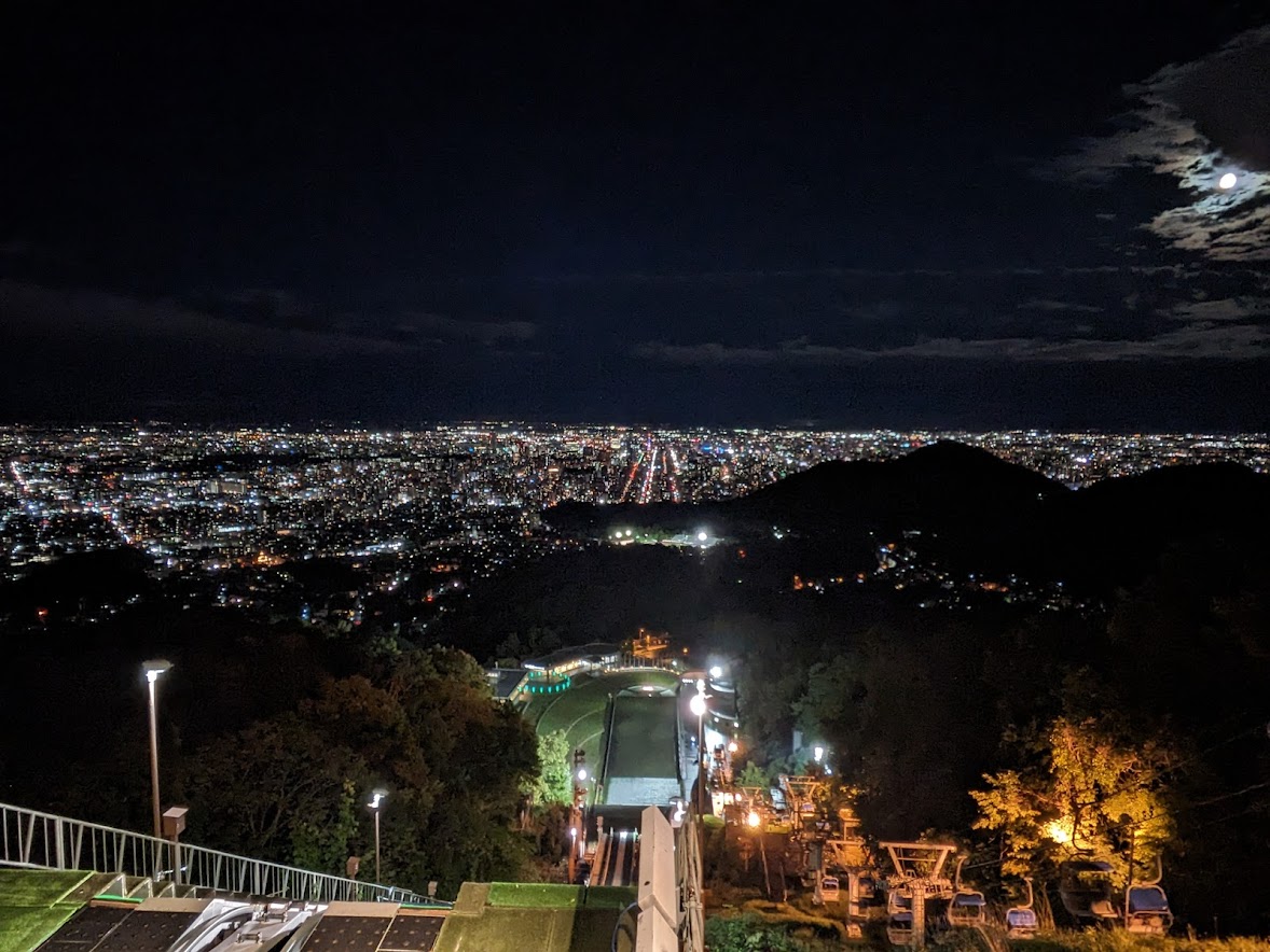 jp1abe's tweet photo. 今日のガイドツアーは飛行機が遅れて少し遅くなりましたが、雨上がりで夜景＆満月がすごくきれいでした！
札幌市の夜景は新三大夜景（北九州・長崎）に認定されています。
大倉山からの夜景を観れる夜間営業は土曜日までになっています！

#日本新三大夜景
https://t.co/iWGWdJCC6W https://t.co/ehwD6MZu3w