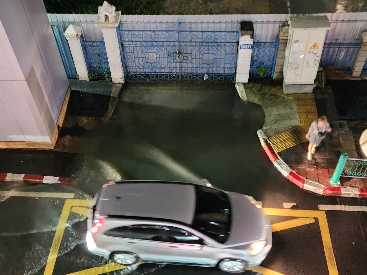 MayWongST's tweet photo. That time of the year again with #Thailand #Bangkok streets flooded, bringing traffic to a crawl. This at #Chitlom, downtown Bangkok. #WhatsHappeningInThailand https://t.co/NhghvDAMEj
