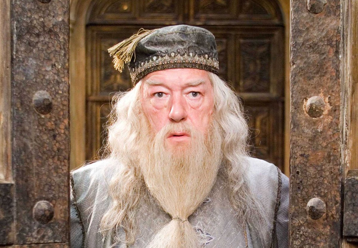 ⚫️ Michael Gambon, mythique interprète de Dumbledore dans la saga #HarryPotter, est mort à l’âge de 82 ans. Les mondes des sorciers et des moldus pleurent ce visage devenu si familier au fil des films (à l’exception des 2 premiers opus, incarnés par Richard Harris). Paix à son