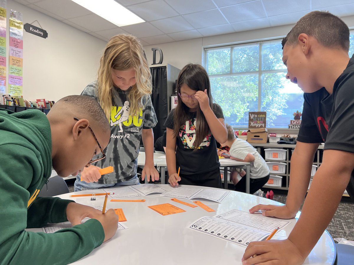 LNWatson420's tweet photo. Using context clues to determine the meaning of unfamiliar words! #PinkPlaceToBe https://t.co/snhoPoir0G