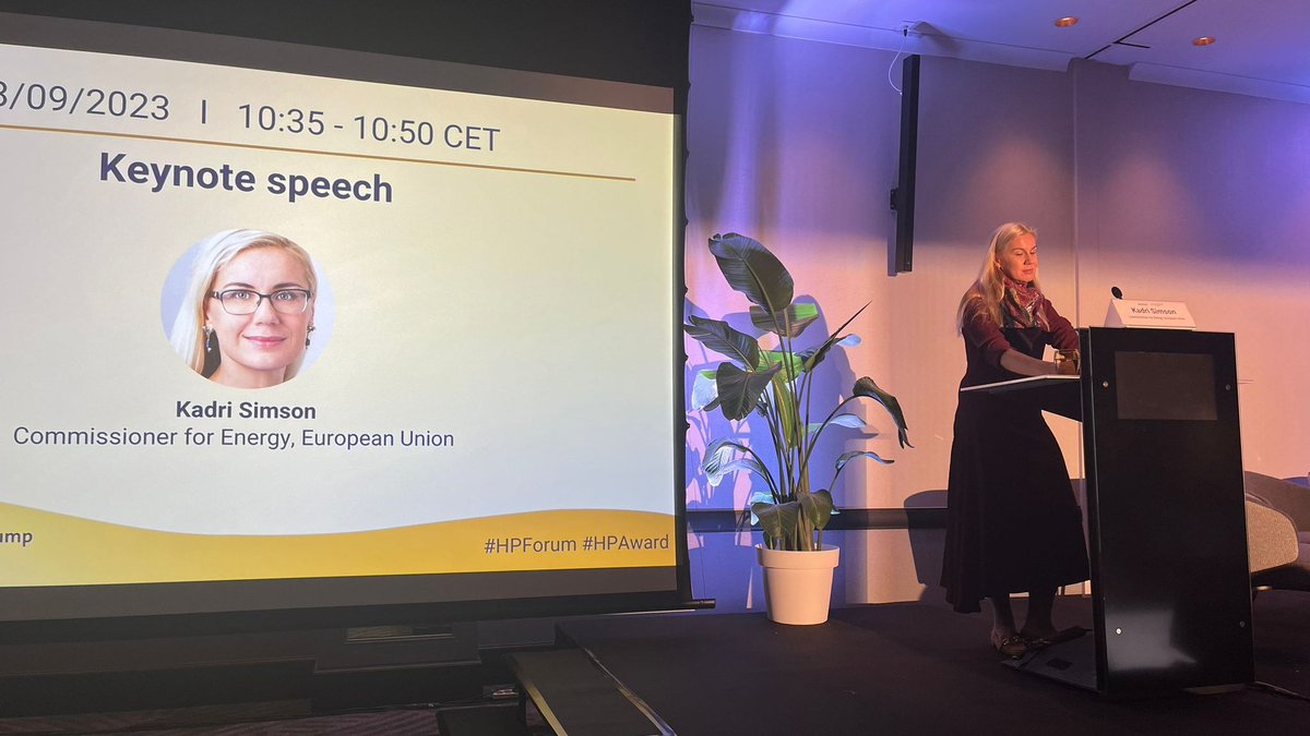 KadriSimson's tweet image. The @EU_Commission sees #heatpumps as a leading technology for the decarbonisation of buildings &amp;amp; district heating networks. Their importance is also growing for the industry, due to their high overall efficiency &amp;amp; greater use of #renewableenergy. #HPForum