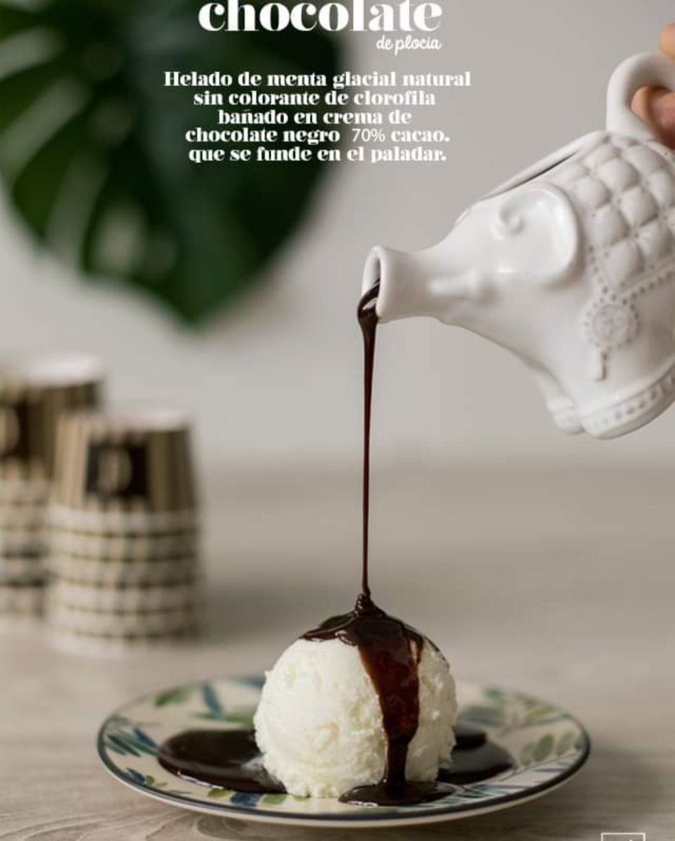 dplocia4_'s tweet photo. Muchas veces nos preguntan por qué nuestra menta es blanca y no verde, y la respuesta es simple: porque no lleva colorante🙂 Es menta natural. 
Déjate seducir por nuestra perfecta combinación de chocolate negro y menta. 
¡Os esperamos en la calle Plocia 4! https://t.co/AguCysHyvL