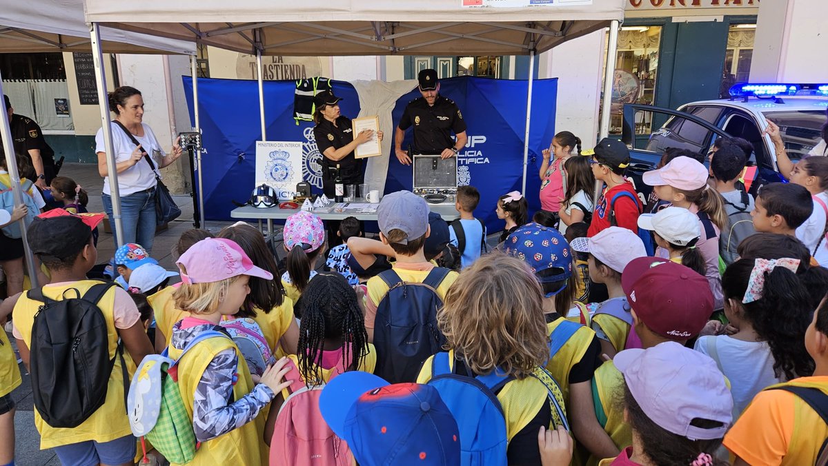 Así de bien se lo han pasado estos #peques conociéndonos en #Huesca 💙

Nuestros agentes de #PolicíaCientífica les han mostrado cómo se realiza una inspección ocular🧐

#SomosTuPolicía