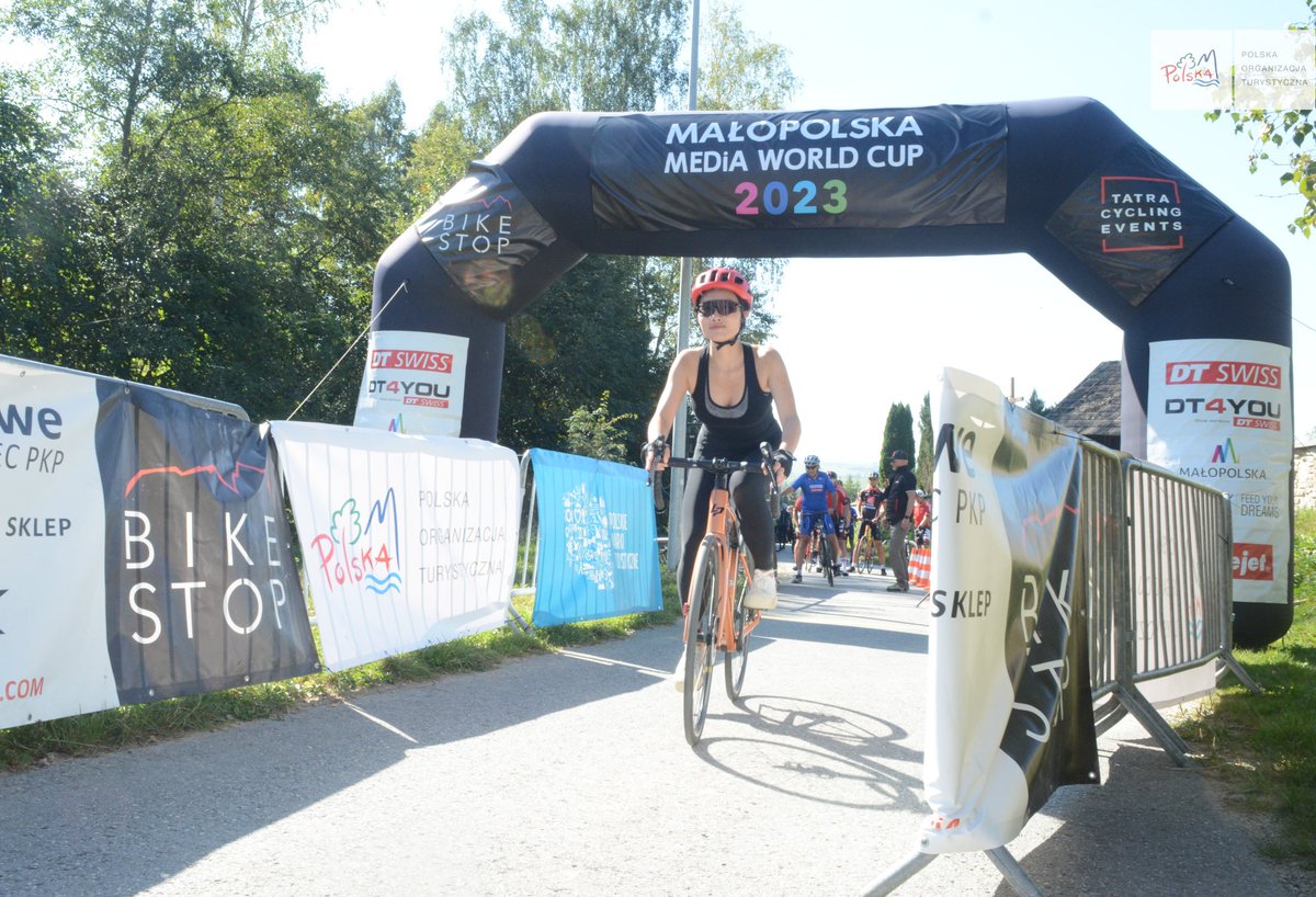 POT_GOV_Pl's tweet photo. W #Zakopane trwa 3⃣. dzień #EKSiT #eksit2023 @sbs_eksit, a nieopodal, w Klikuszowej, rozpoczął się @mediaworldcup #MWC. Na początek reprezentujący 15 narodowości przedstawiciele mediów po rozgrzewce przejechali wspólnie trasę czasówki, a następnie ruszyli do rywalizacji.🚴♀️🚴♂️⏱️ https://t.co/DCXr76cj7r