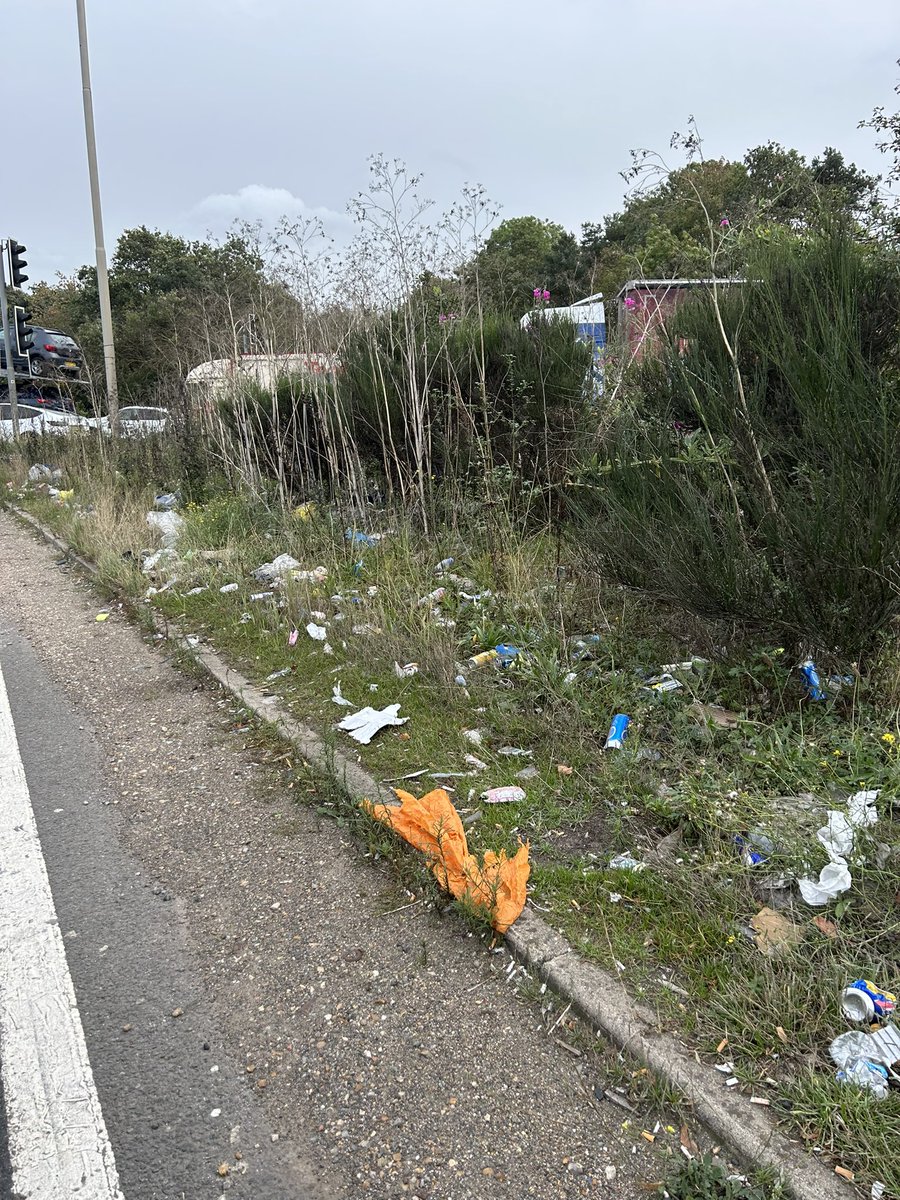B_Mattey89's tweet photo. @cleanupbritain @CPServices_M25 @NationalHways A13/M25 slip road 😏 https://t.co/O51is9iW0c