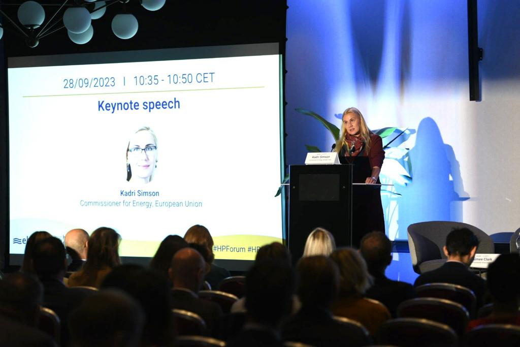 KadriSimson's tweet image. The manufacturers ensured me that they have already the necessary investment to scale up manufacturing capacity in Europe to deliver on our ambitions. Thank you for the good exchange! 

My full speech at the #HPForum 👇
ec.europa.eu/commission/pre…