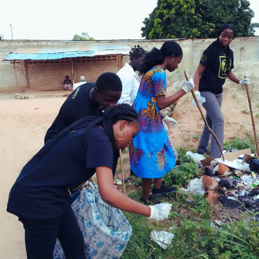 Hier, SCoPE a pris d'assaut la matinée pour une collecte de plastique hors de nos locaux. Rejoignez-nous pour plus d'engagement en action ! 🌍♻️ #PlusUnSeulDéchetPlastiqueDansLaNature #CollectePlastique #Engagement
<a href="/weareGIG/">Global Innovation Gathering</a> <a href="/PreciousPlasMx/">Precious Plastic Mx</a> @2050do <a href="/NantesAfrique/">Maison Afrique Nantes</a>