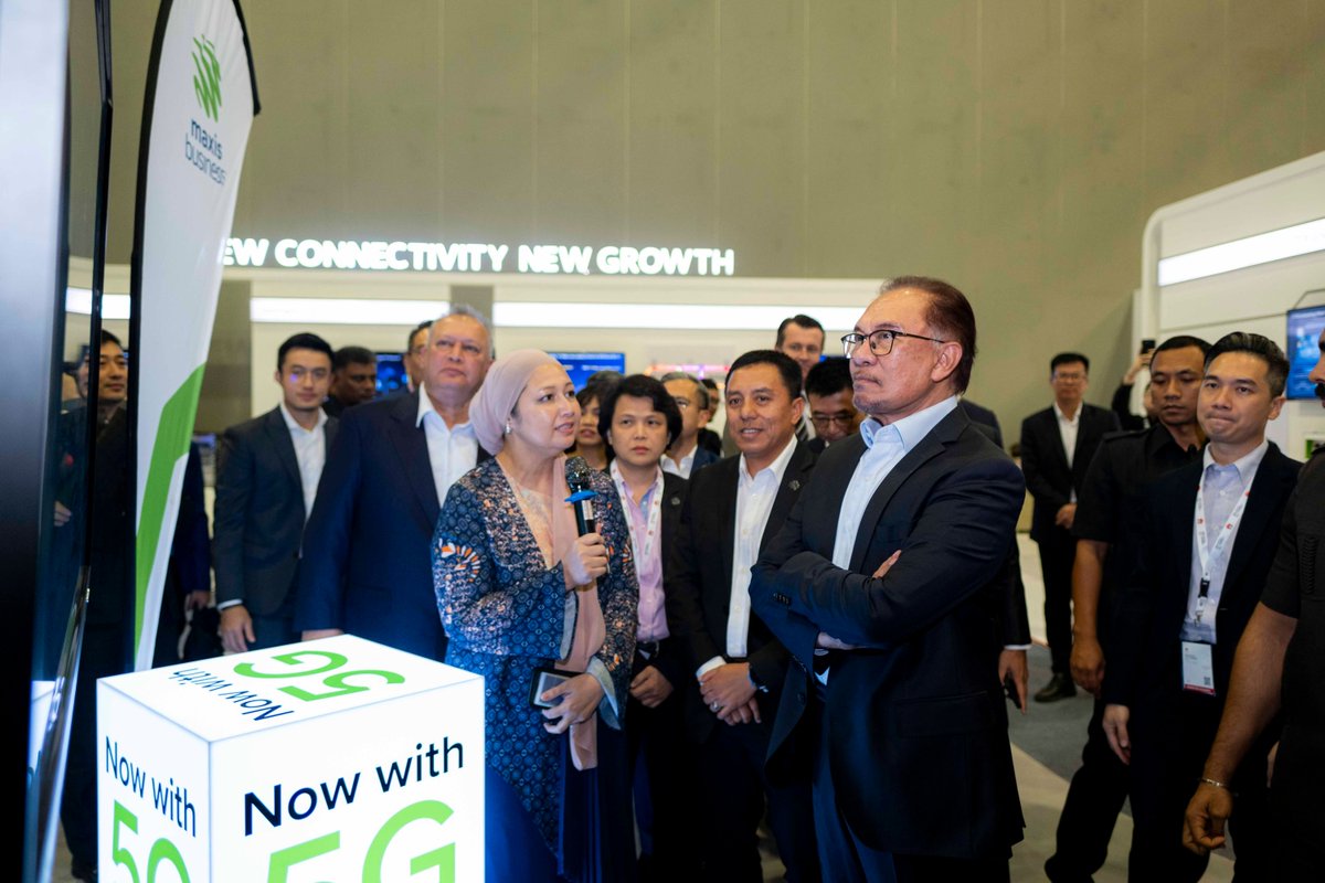 Maxis's tweet photo. Themed "Digital Malaysia, Green Growth", the 2-day Huawei Malaysia ICT Summit 2023 concluded today with a visit from Prime Minister Datuk Seri @anwaribrahim
#digitalmalaysia #ictsummit https://t.co/aFvZEdFDUZ