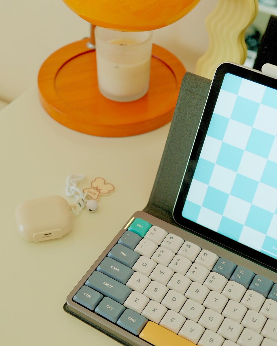 nuphystudio's tweet photo. Air75 + iPad: take your work anywhere 💼🏖️
📸IG: krister.anne
🛒https://t.co/dap9DPgunM
#nuphy #nuphyair75 #mechanicalkeyboard https://t.co/SSTBVUqPdk