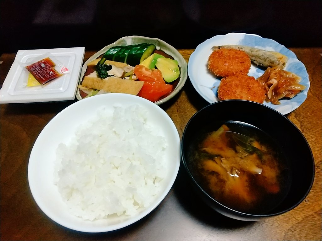 Lotus_Bangohan's tweet photo. 残暑にも程がある。

納豆
厚揚げと小松菜の煮浸し
キュウリのぬか漬
トマトとアボカド
カニクリームコロッケ
メヒカリの唐揚げ
豚の生姜焼き(残り)
ご飯
舞茸のみそ汁

#おうちごはん
#映えないボクの晩ごはん https://t.co/dQIV0goTl8