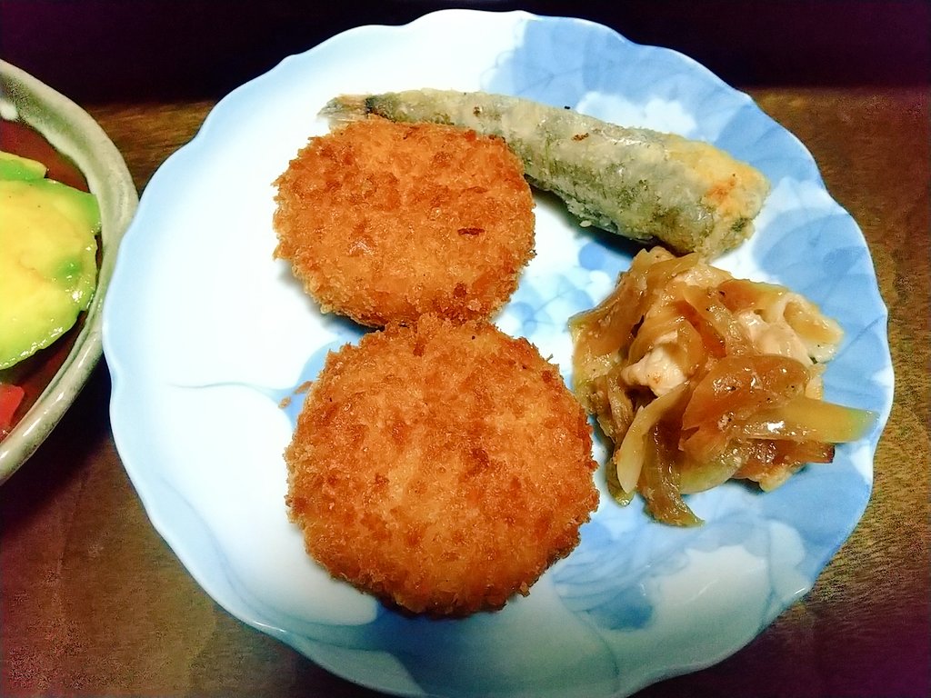 Lotus_Bangohan's tweet photo. 残暑にも程がある。

納豆
厚揚げと小松菜の煮浸し
キュウリのぬか漬
トマトとアボカド
カニクリームコロッケ
メヒカリの唐揚げ
豚の生姜焼き(残り)
ご飯
舞茸のみそ汁

#おうちごはん
#映えないボクの晩ごはん https://t.co/dQIV0goTl8