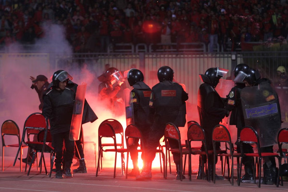 Tidak lama kemudian, ketua federasi sepak bola Mesir menyatakan bahwa liga ditunda untuk sementara. Satu bulan kemudian, ia memerintahkan untuk membatalkan Liga Mesir musim 2011/12.

Nah dari sinilah tragedi ini berbeda dengan Kanjuruhan. Apa yang berbeda? Keadilannya.