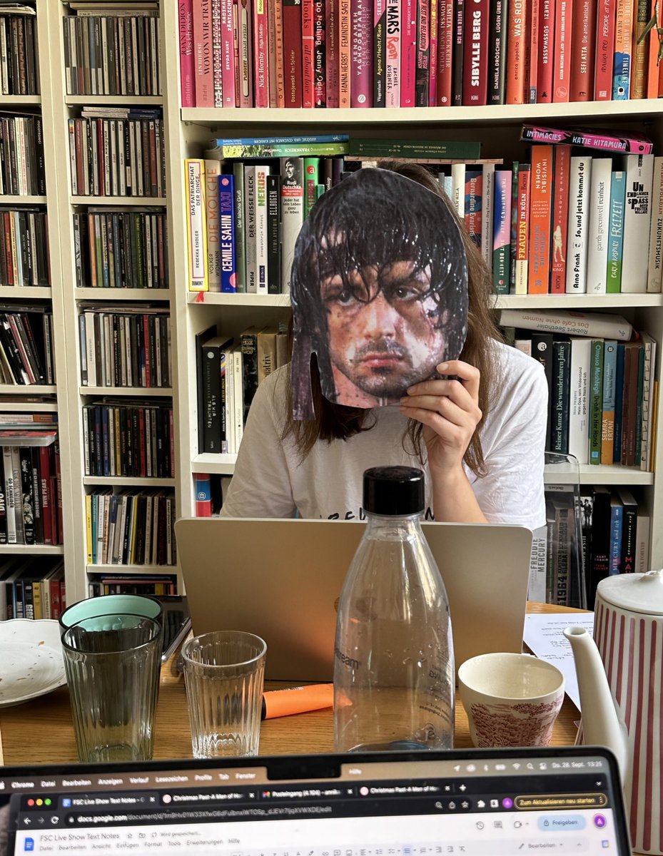 Die Vorbereitungen für unsere Live Show heute Abend laufen auf Hochtouren. (Bitte dazu Weihnachtsmusik vorstellen)