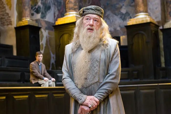 sopitas's tweet photo. DUMBLEDORE 😭😭😭😭💔💔💔

Desperamosncon la triste noticia de que Sir Michael Gambon, el actor que interpretó a Dumbledore en las películas de Harry Potter, falleció a los 82 años de edad.

😭😭😭😭😭 ✨✨✨ https://t.co/ISzecD6Wi3