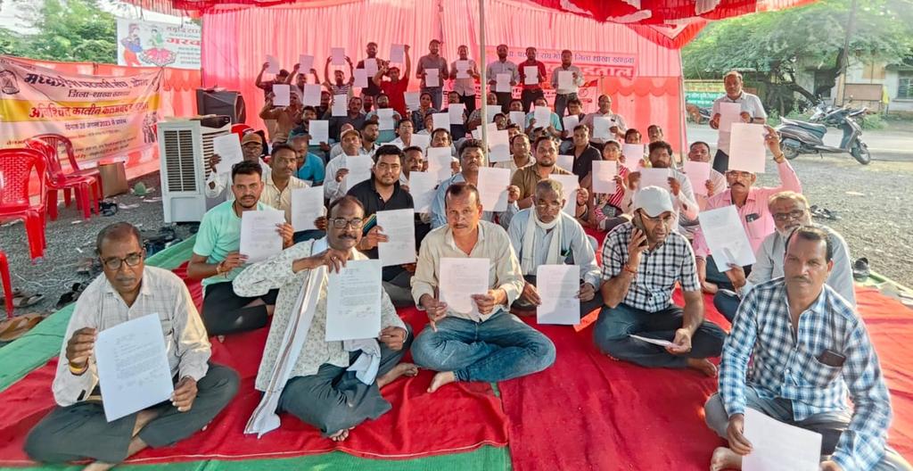 Patwari Sangh Khandwa (@patwarisanghknw) on Twitter photo आज प्रदेश आह्वाहन पर मध्यप्रदेश के समस्त पटवारियों के साथ खण्डवा जिले के भी समस्त पटवारियों द्वारा माननीय मुख्यमंत्री जी के नाम राजस्व मंत्री जी के द्वारा सामूहिक इस्तीफ़े सौपें गए।
#2800की_घोषणा_पूरी_करो
#2800gradepay
<a href="/ChouhanShivraj/">Shivraj Singh Chouhan</a> <a href="/OfficeofSSC/">Office of Shivraj</a> आज प्रदेश आह्वाहन पर मध्यप्रदेश के समस्त पटवारियों के साथ खण्डवा जिले के भी समस्त पटवारियों द्वारा माननीय मुख्यमंत्री जी के नाम राजस्व मंत्री जी के द्वारा सामूहिक इस्तीफ़े सौपें गए।
#2800की_घोषणा_पूरी_करो
#2800gradepay
<a href="/ChouhanShivraj/">Shivraj Singh Chouhan</a> <a href="/OfficeofSSC/">Office of Shivraj</a>
